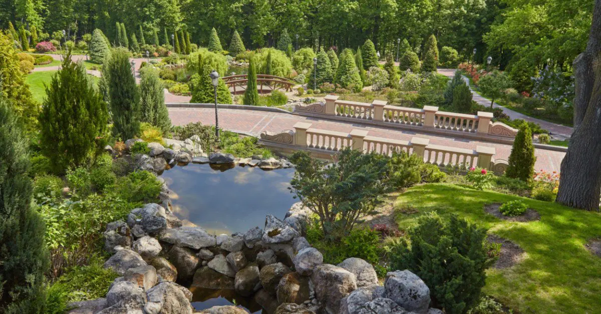 5 Landscape Maintenance Tips For a Beautiful Yard