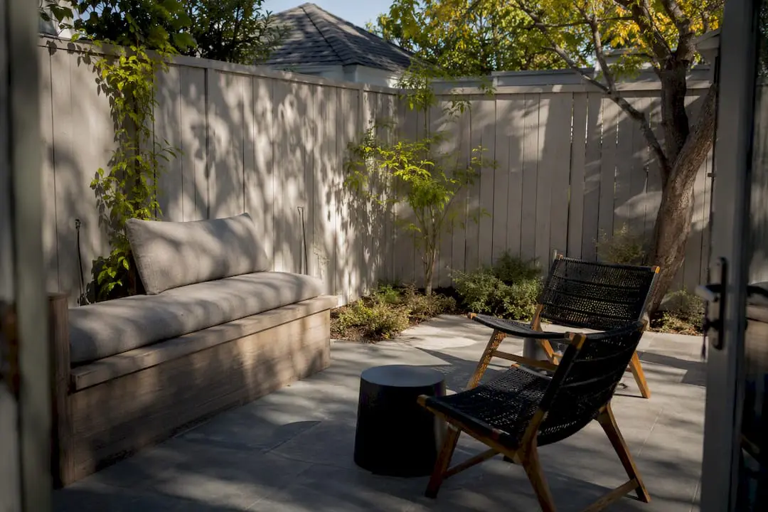 Minimalist small backyard patio lounge area